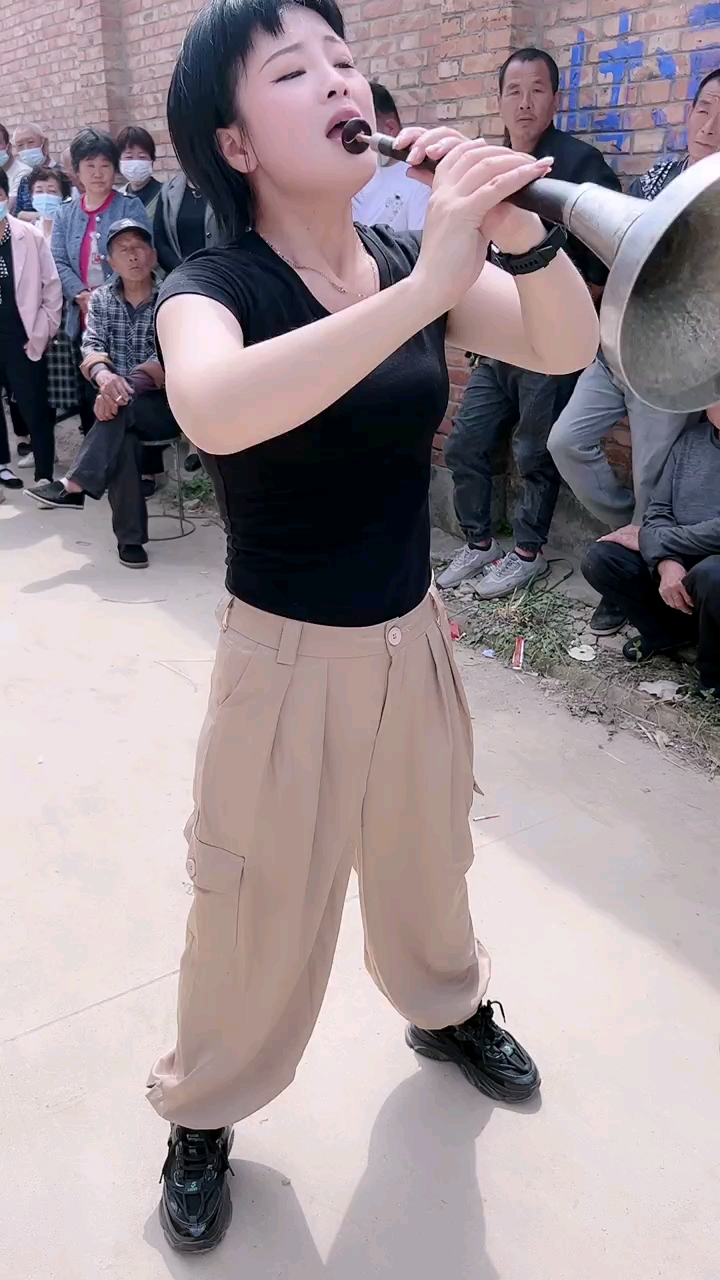 段莎莎不愧是豫东年轻的唢呐女高手