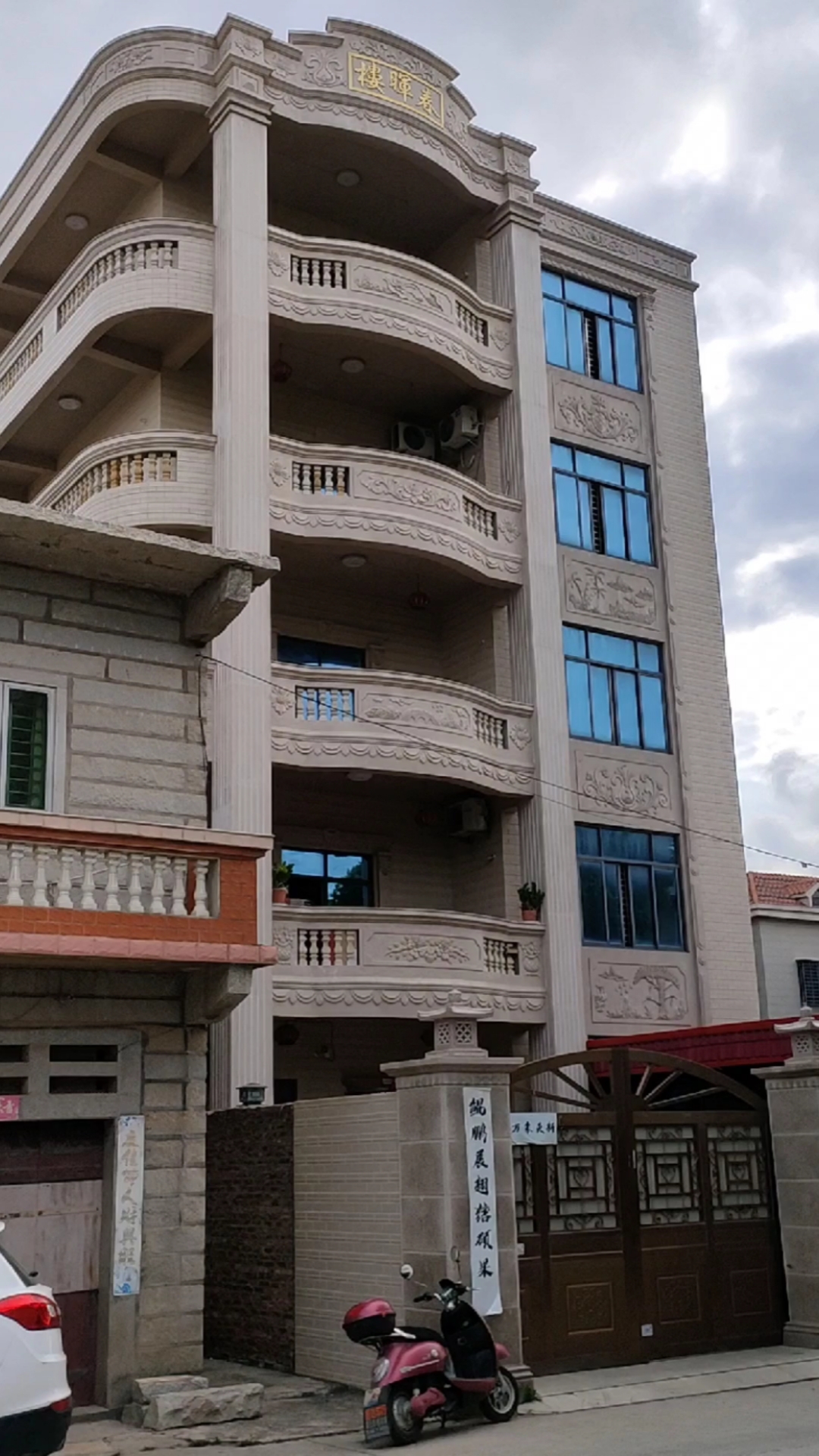 200万乡村自建房,楼中楼结构?