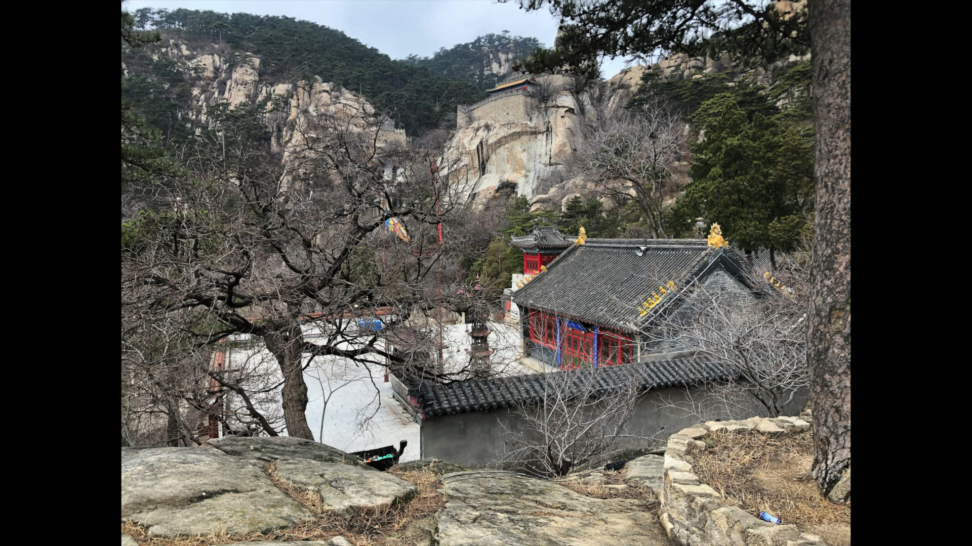 青岩寺,位于北镇市医巫闾山风景区,山上供奉着胡三太爷胡三太奶-度小