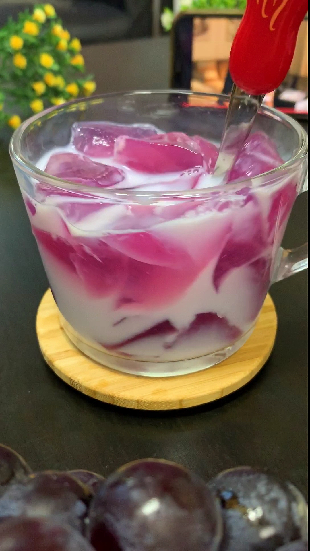 家乡特色美食#超火的葡萄撞奶,做法超简单,喜欢的一定要试试