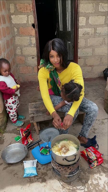 我在非洲的日子#老婆喜欢吃泡面,丫丫也想吃!-全民小视频