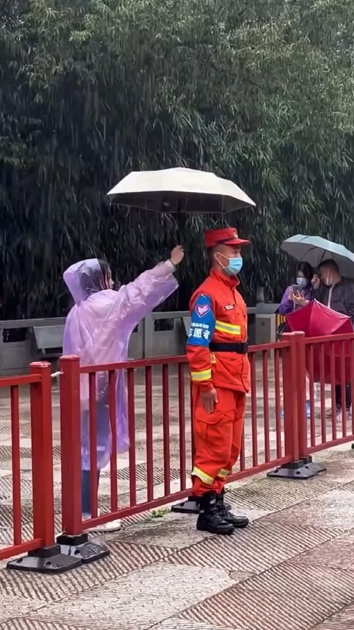 雨中女孩为消防员撑伞,这一幕有没有暖到你……火焰蓝