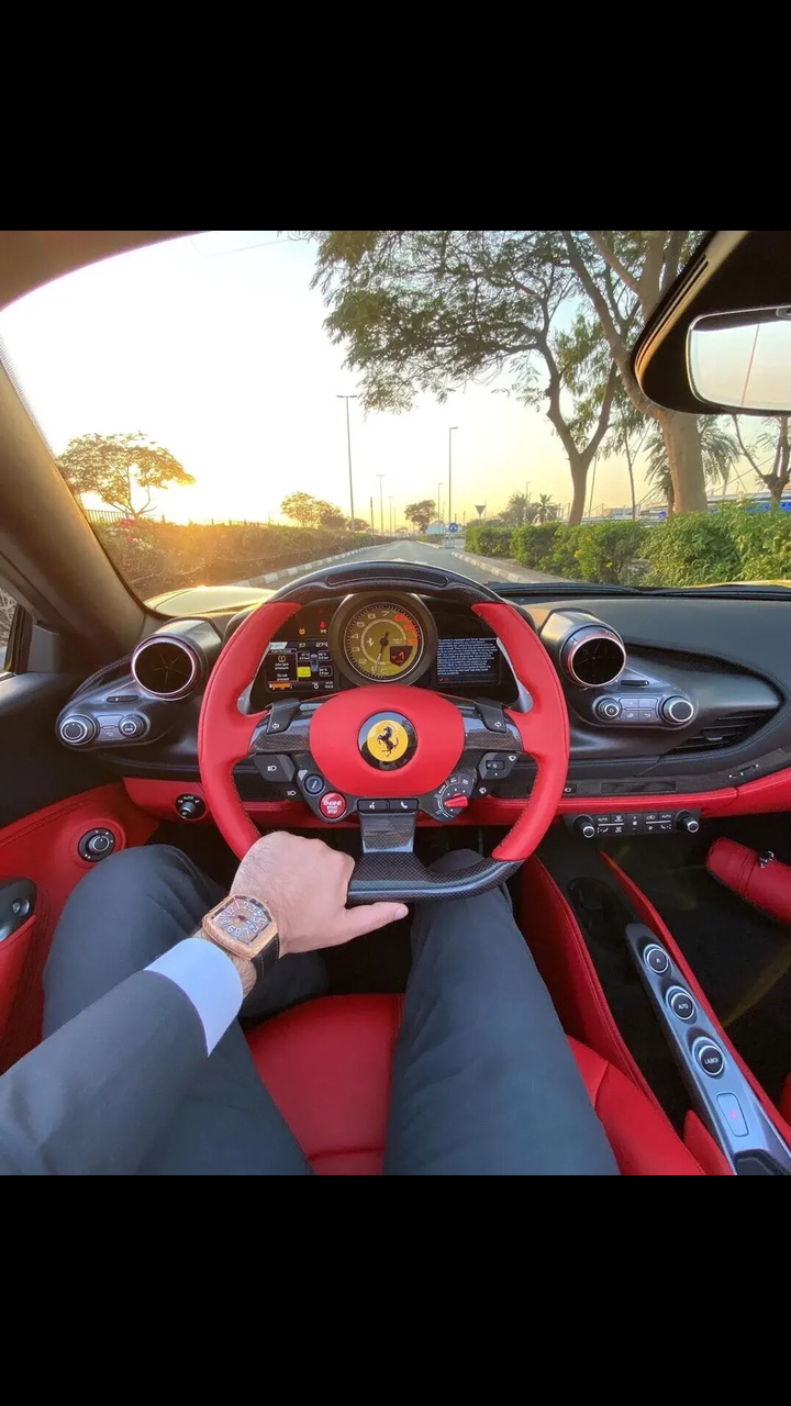 我的梦想就是这方向盘,这帅气的姿势.豪车内饰你喜欢哪款?