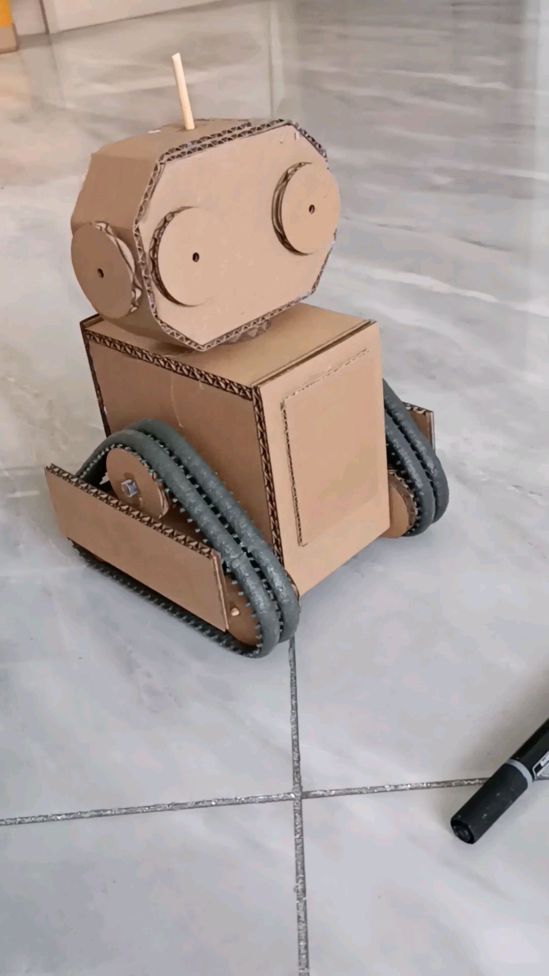 废旧纸板不要丢做个机器人真好玩