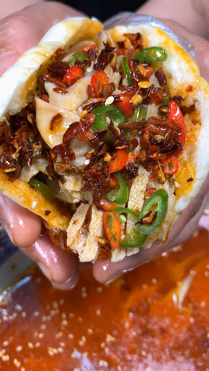 烧饼夹上豆腐串儿,一口直顶天灵盖儿!