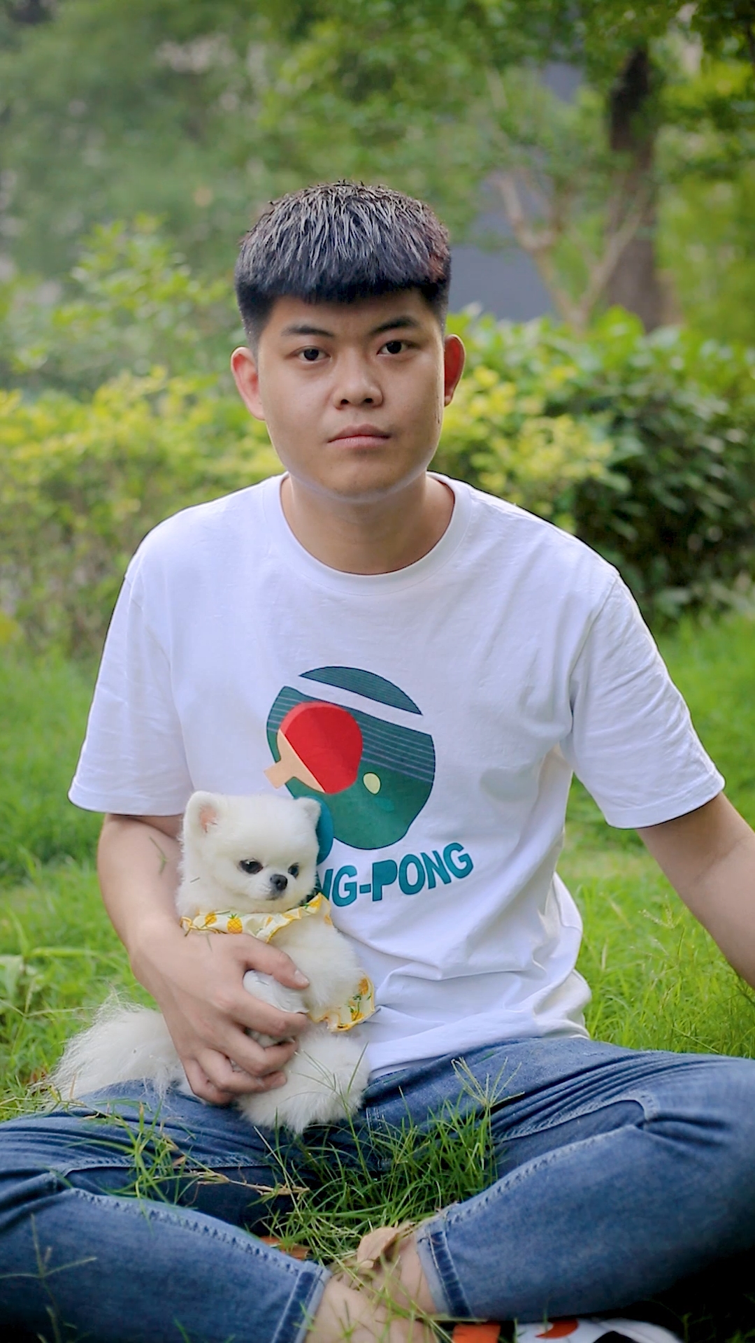 我家萌宠成精了#公园里,小伙子自娱自乐,很有意思啊