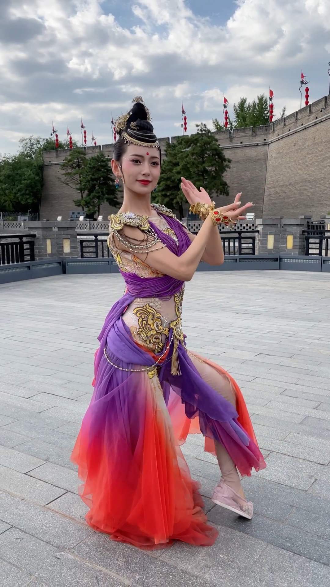 千艺仙女下凡来美丽的飞天仙子造型舞动一曲美美哒