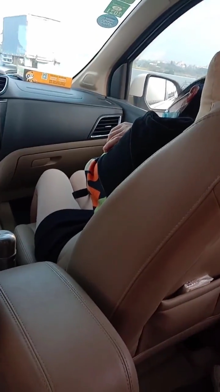 回家了老公去接了一个美女她非要坐我的副驾座,难怪老公昨晚激动的一