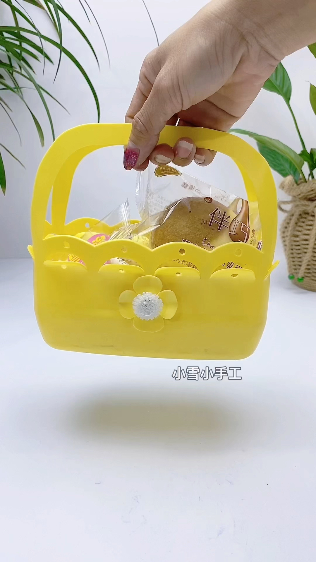 手工制作用洗洁精瓶子做小提篮