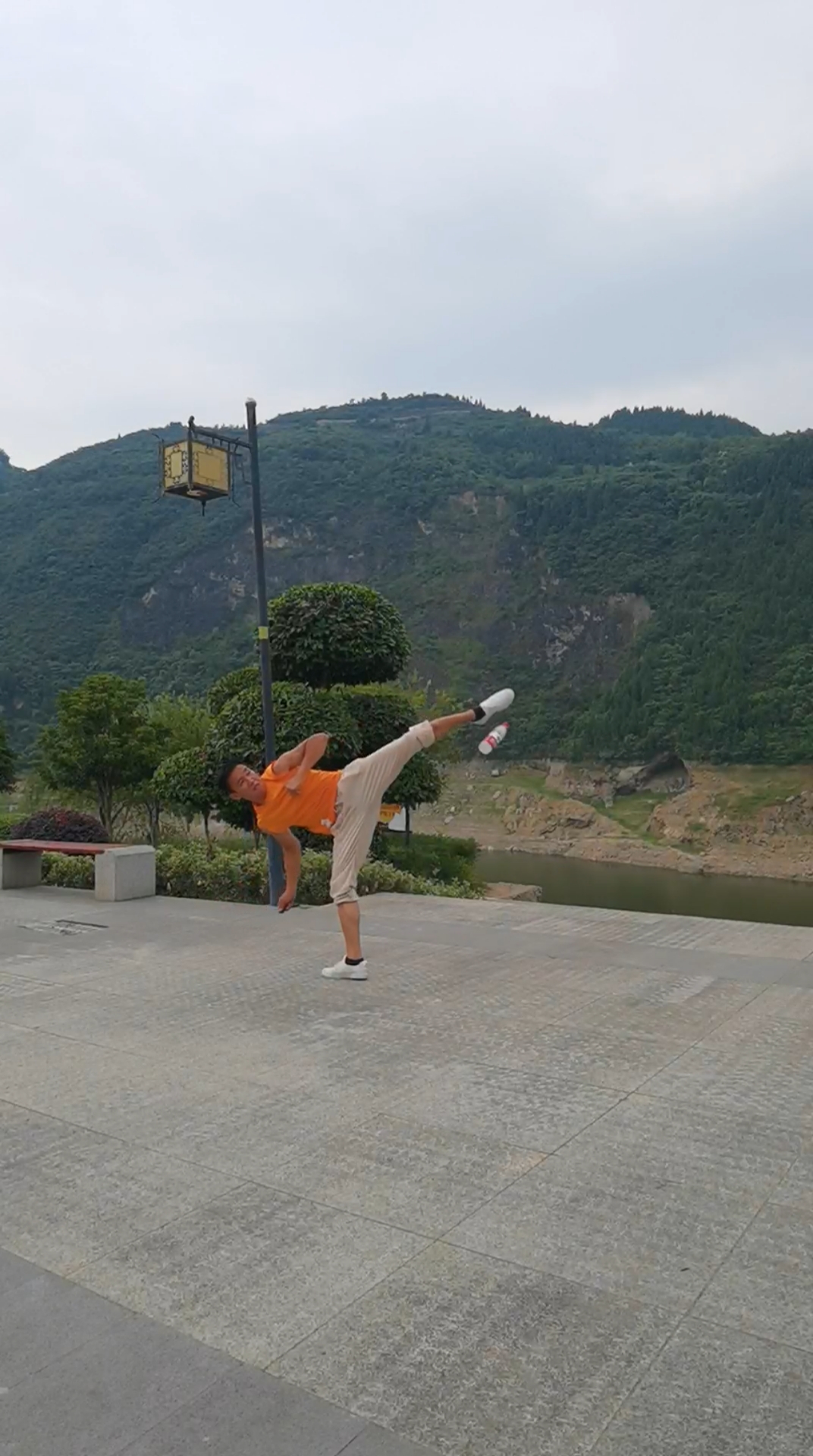 中华武术功夫中的后摆腿踢水瓶