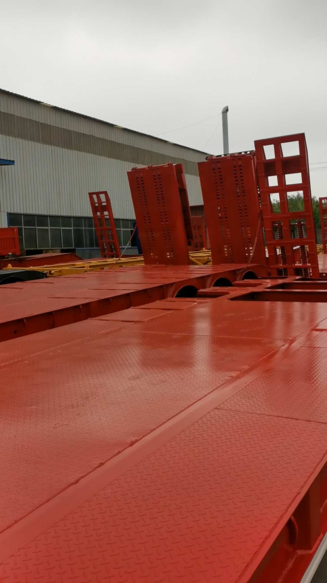 钩机板半挂车多台13米钩机板半挂车等待发车