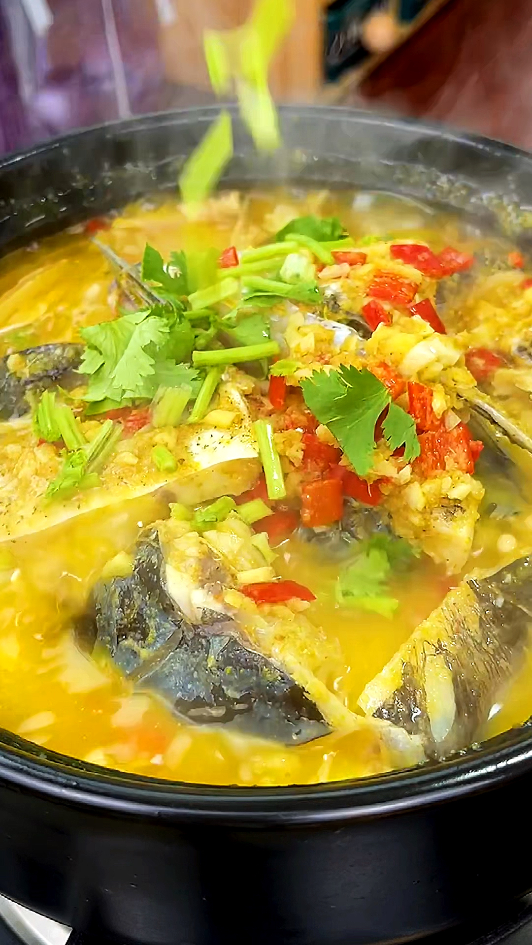 你好,夏天#这样做的酸汤鱼头,肉嫩味美,好吃下饭-全民小视频