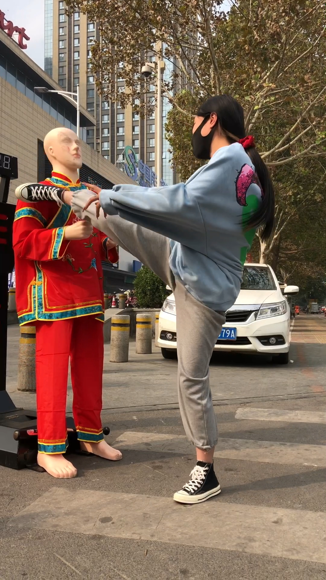 解压发泄机器人十元发泄2分钟一天100人来玩就是1000-度小视