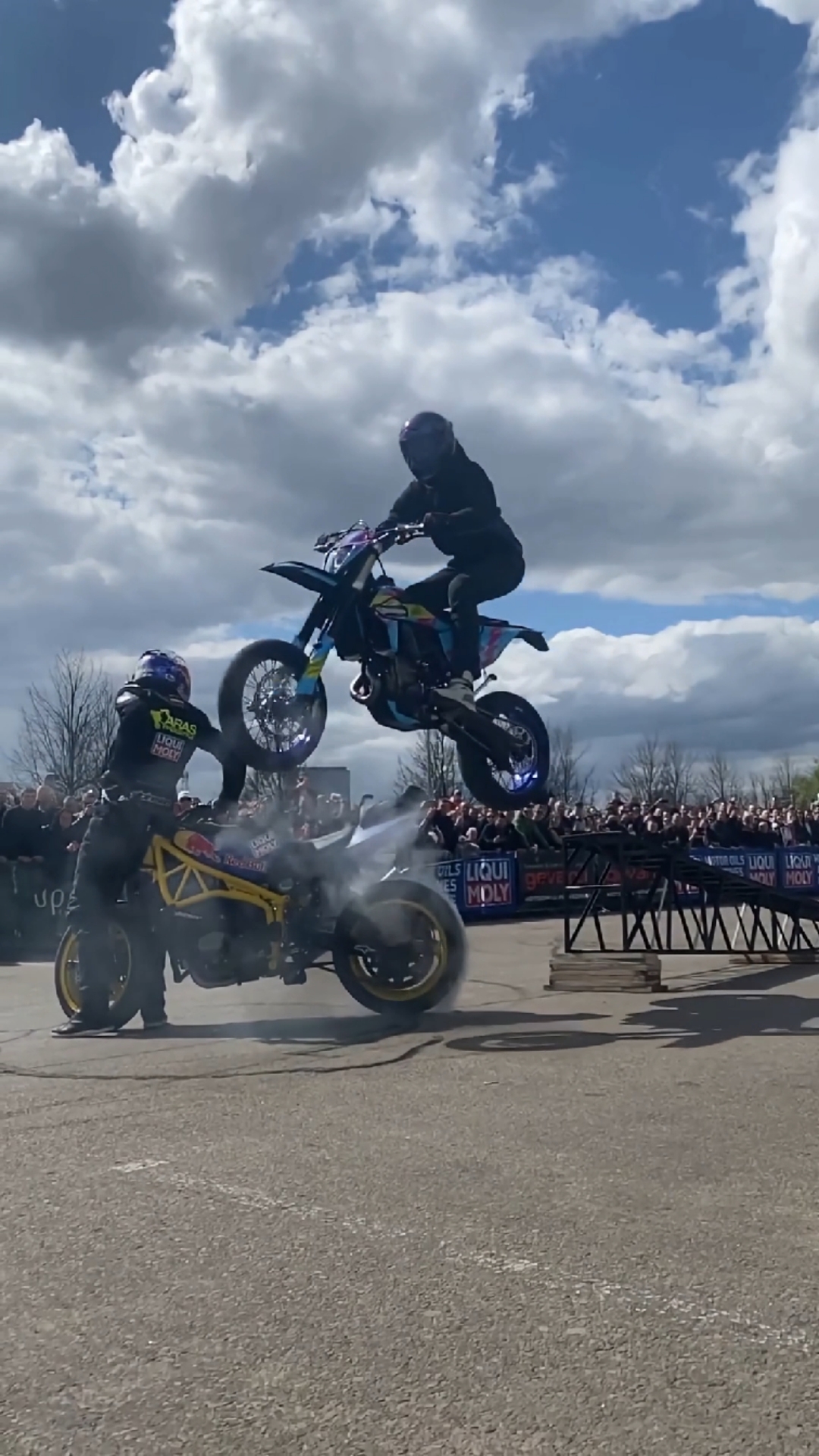 这是高手越野摩托车展示特技