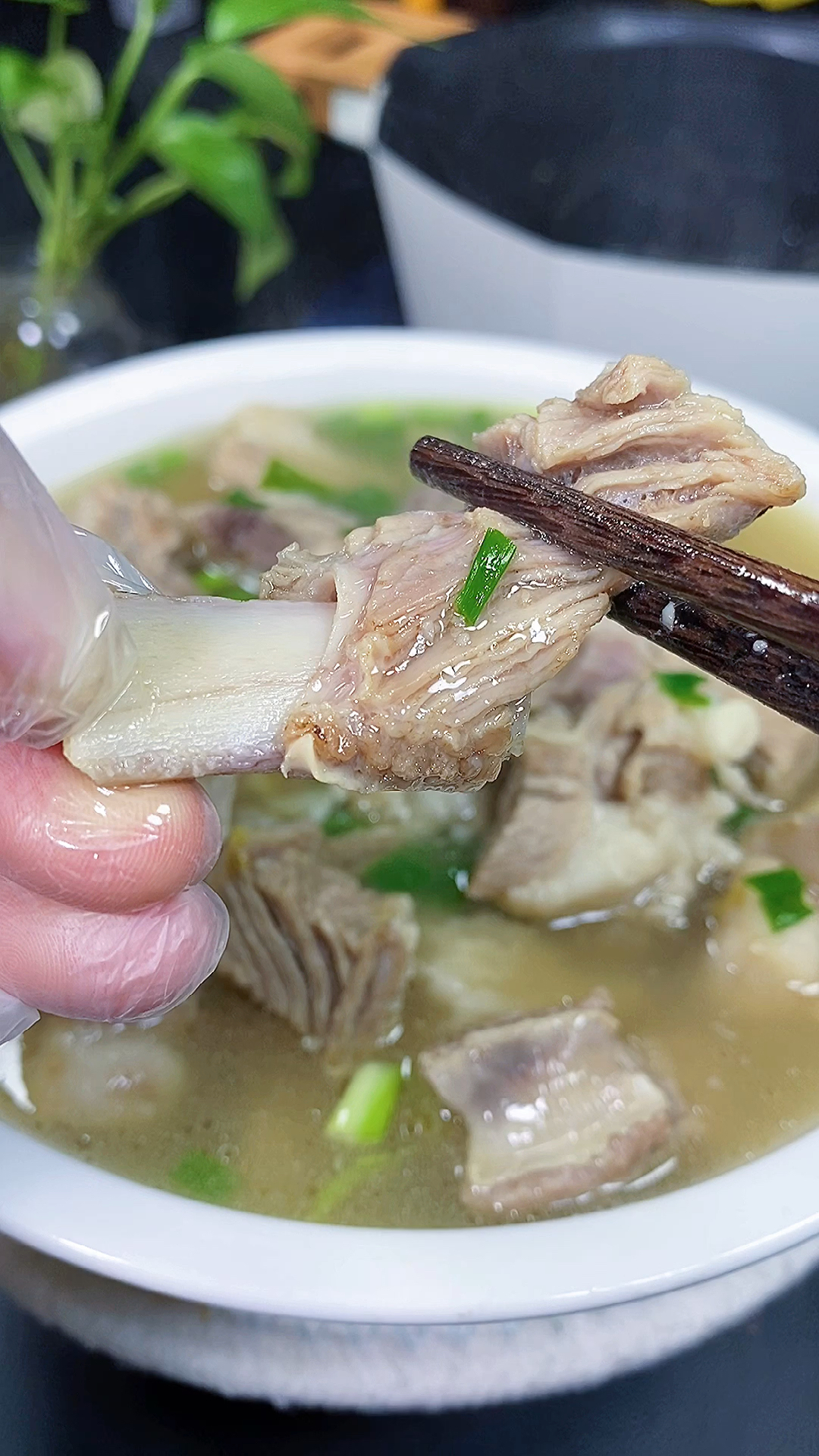 这样做清炖羊肉汤浓肉嫩不膻不柴天冷了可以在家喝好喝的羊汤了