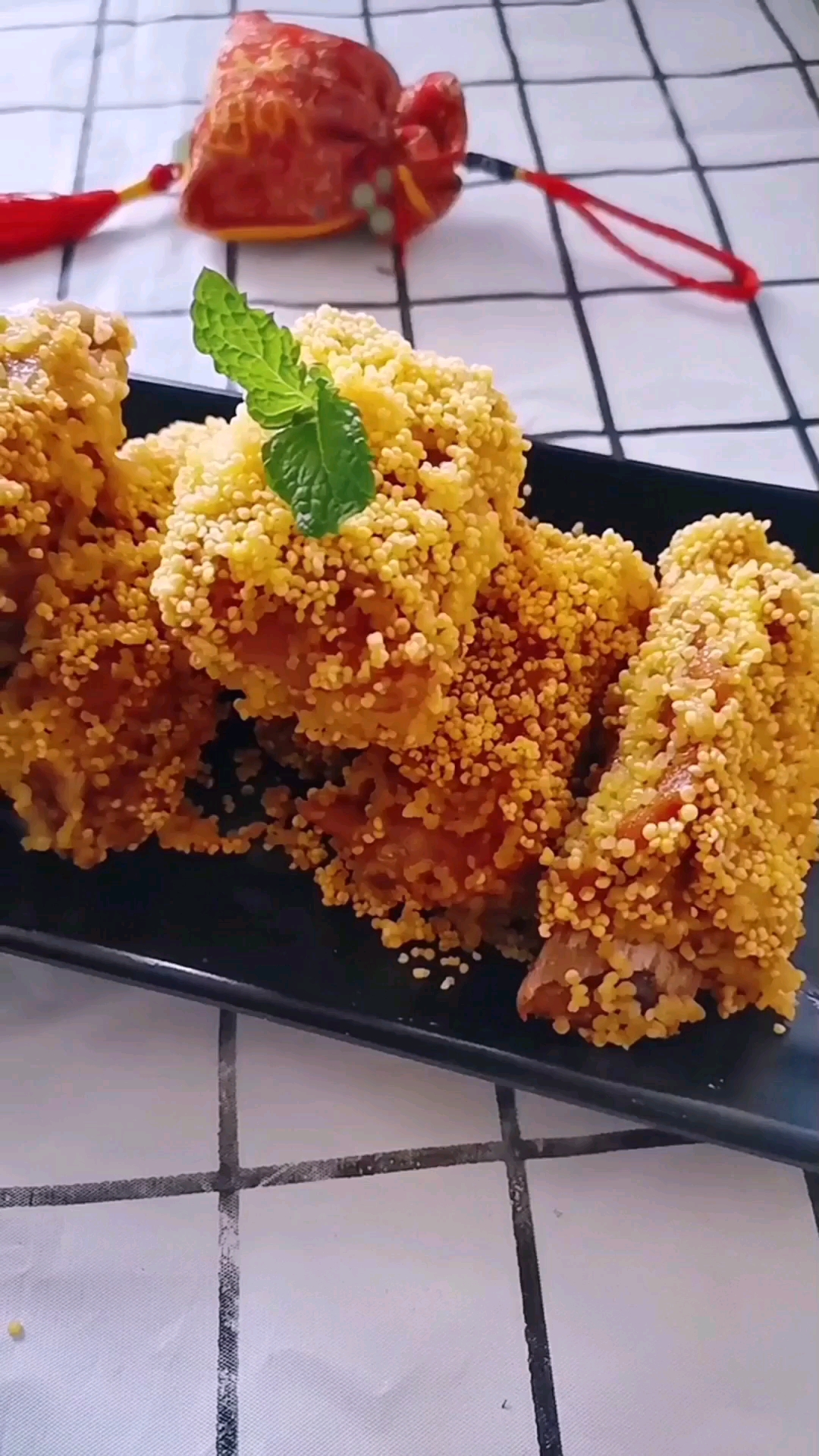 秀出你的拿手菜#好久没吃肉了,做道黄金排骨,色泽金黄香糯酥烂,老
