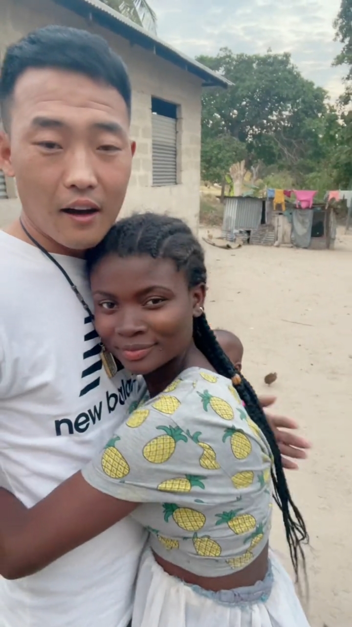 这位小伙在非洲坦桑尼亚找了位漂亮女朋友,看看他们的浪漫生活
