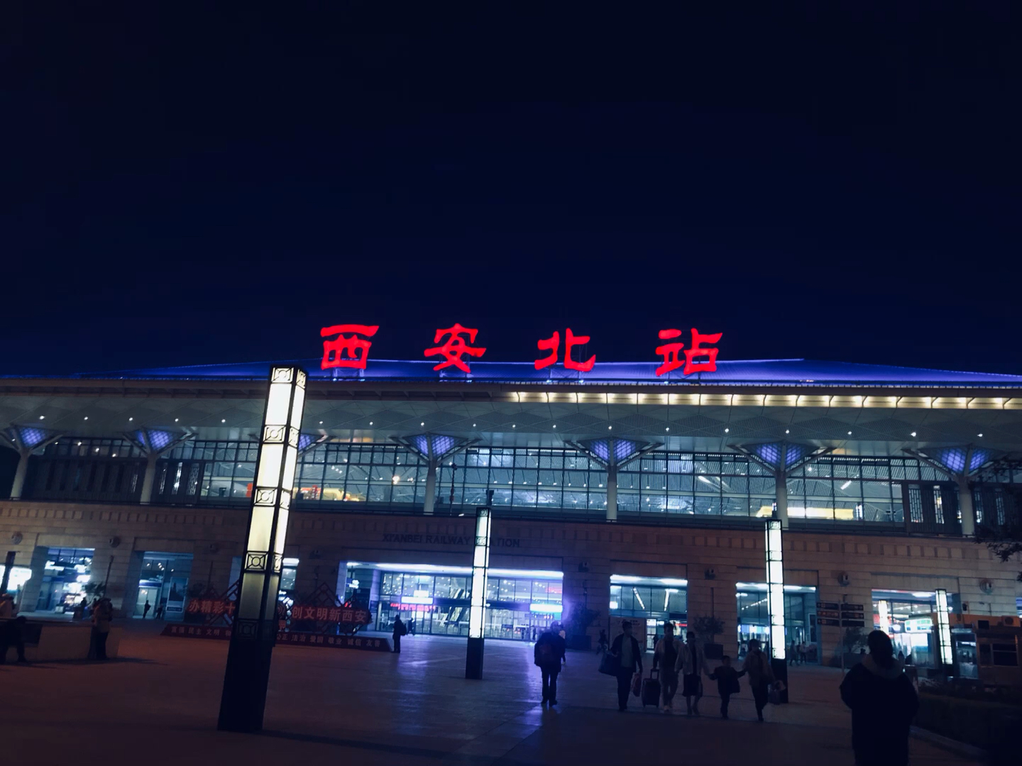 西安#总要去趟西安吧,吹吹明城墙上的风,走一走不夜城,去趟钟鼓楼