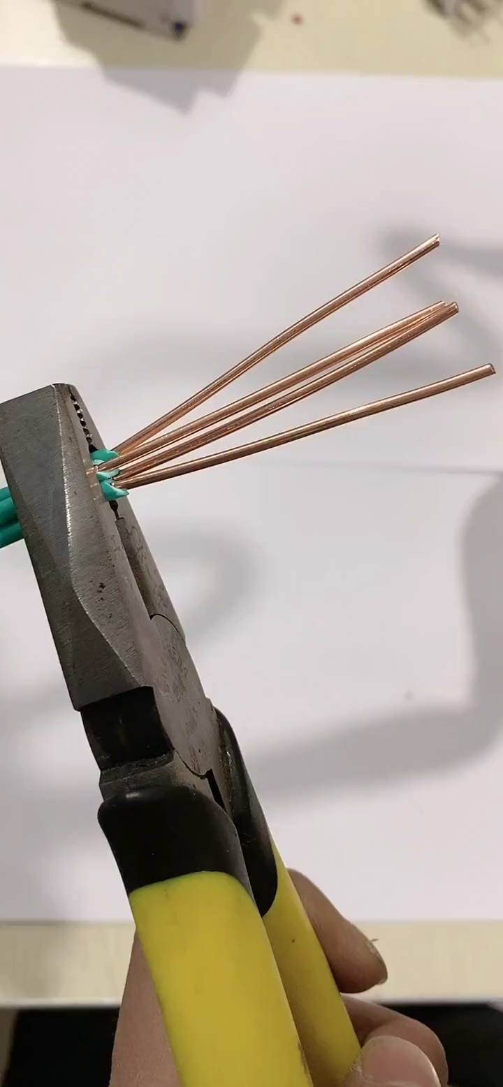 电工#人工手动与电钻并线,您喜欢那种呢!