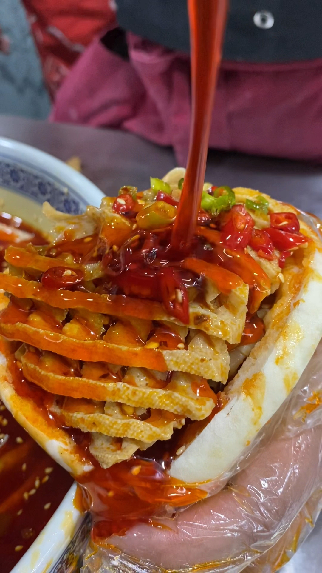 风味人间#现打手工热烧饼夹上鸡汤卤制豆皮豆串,咬一口满嘴香