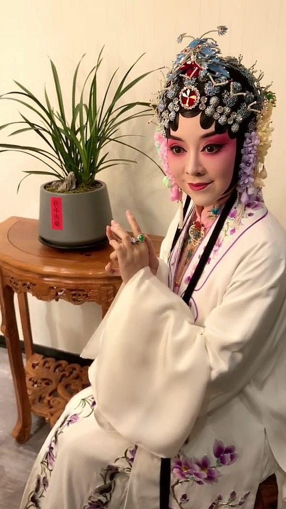 戏曲#看小姐姐扮上戏曲造型与婚服合影!