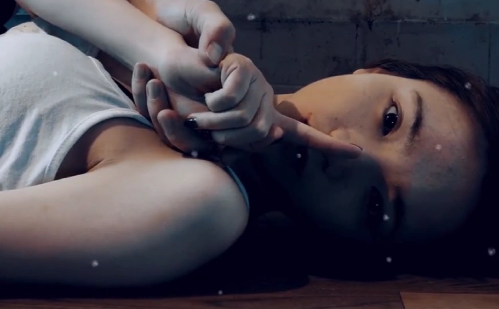 情侣vlog男友躲在床底下亲眼看到女友遇害却不敢出声