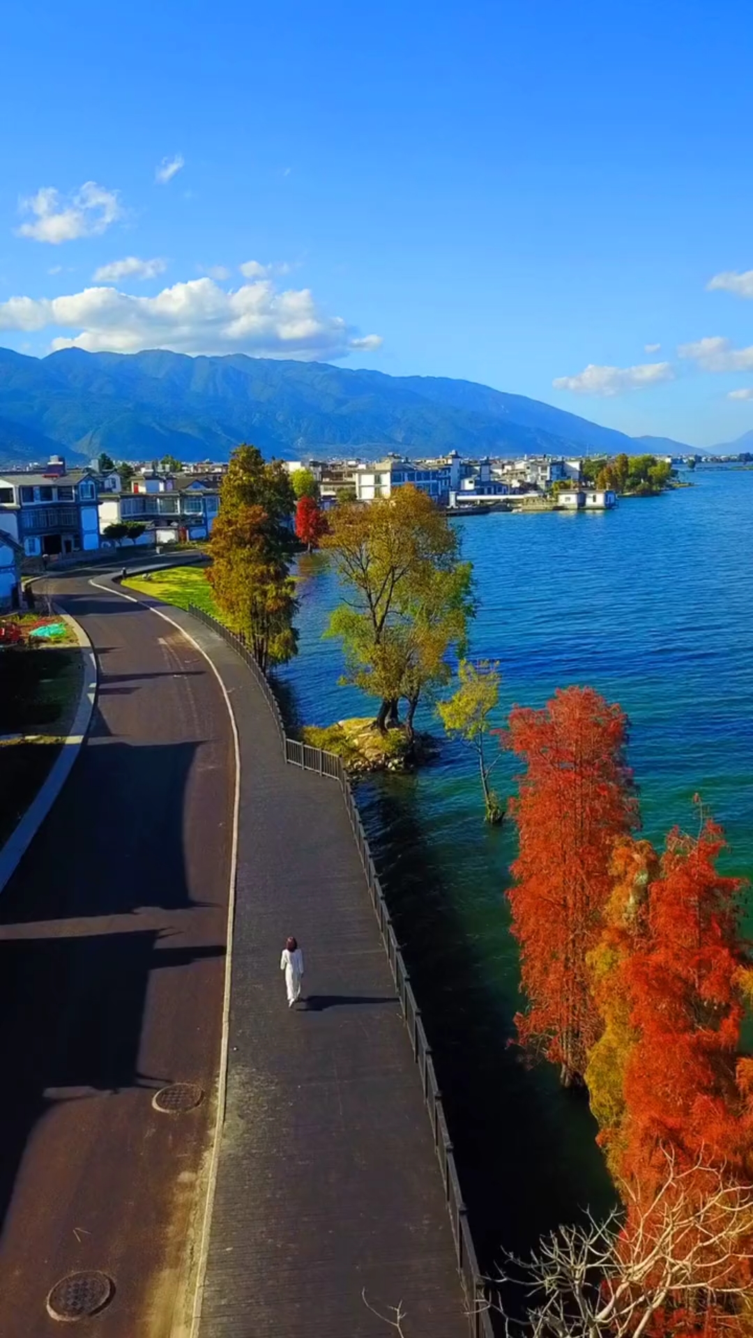 湖光山色皆美景,天水一色醉路人