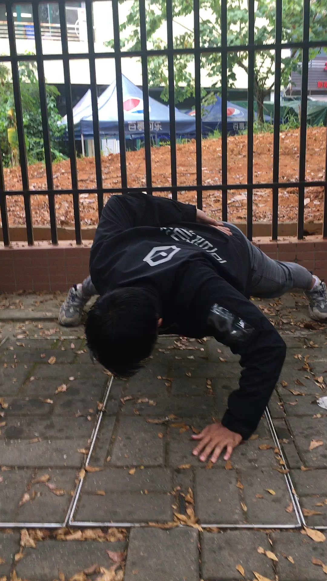 我要上热门#挑战全网快递小哥单手俯卧撑