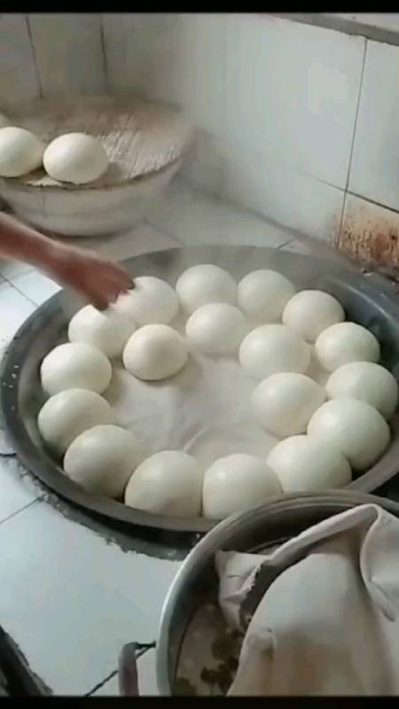 馒头#看看这大铁锅蒸出来的馒头一成成,这师傅的水平真是一绝!