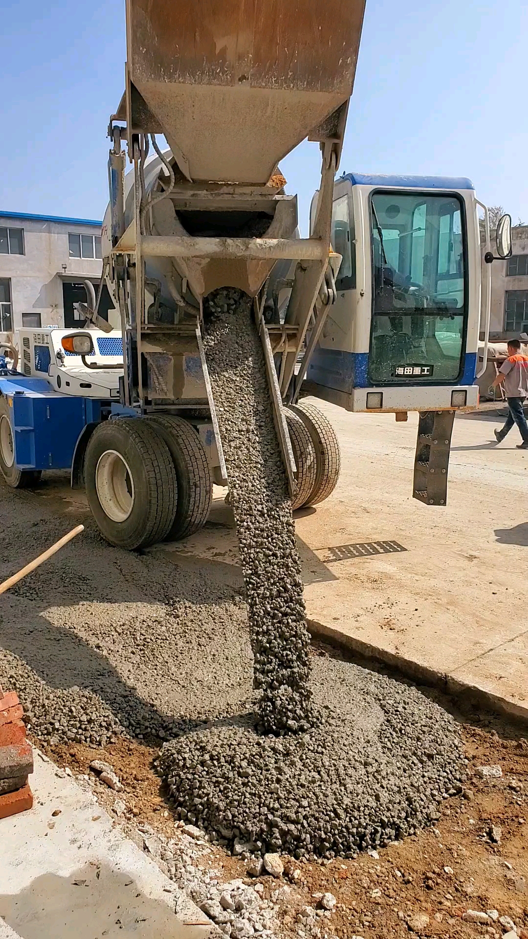 工程机械罐体270度旋转的自上料搅拌车全方位卸料