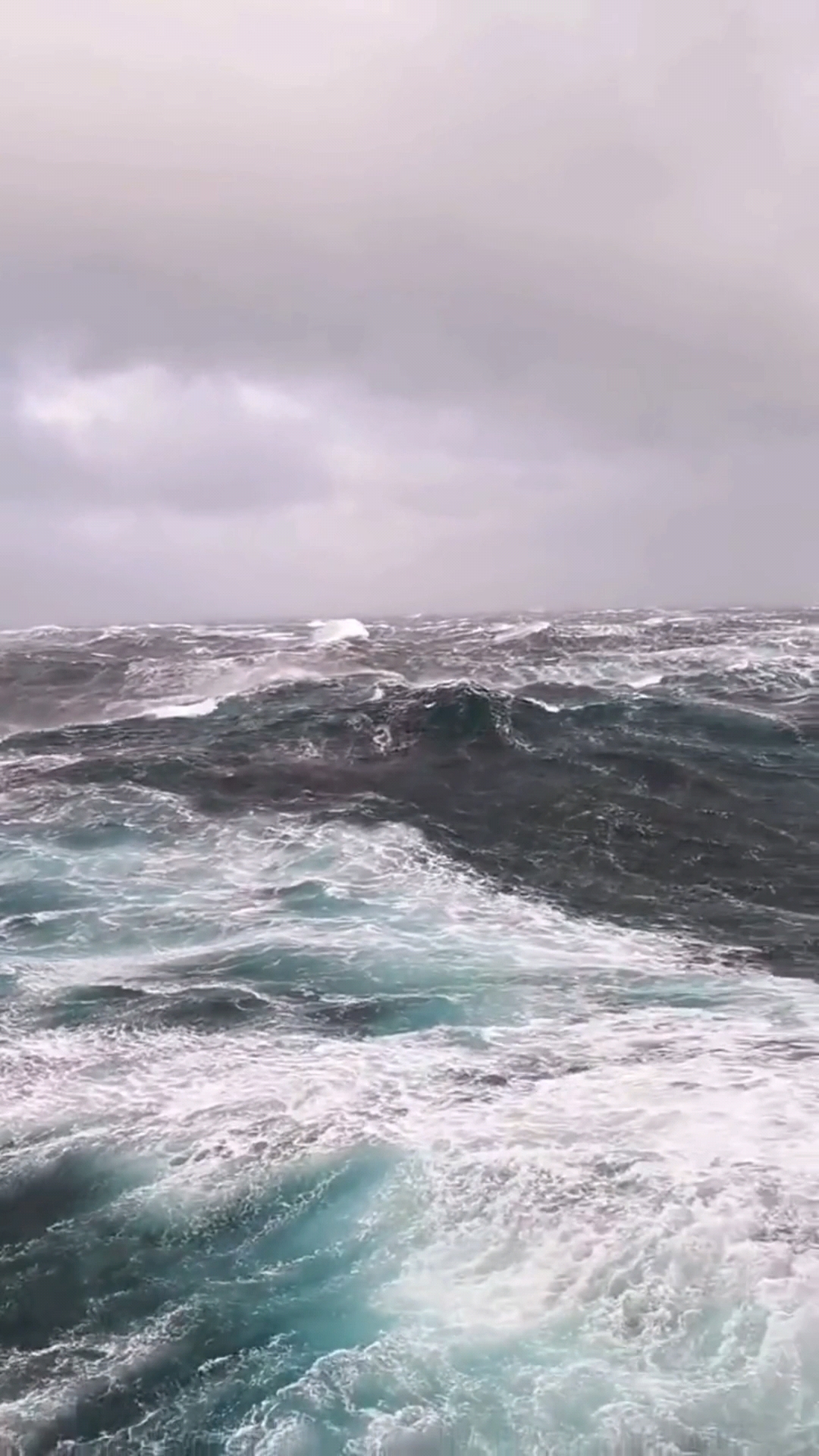 这是地球上最深的海域:马里亚纳海沟,深度10023米,风力达17级.