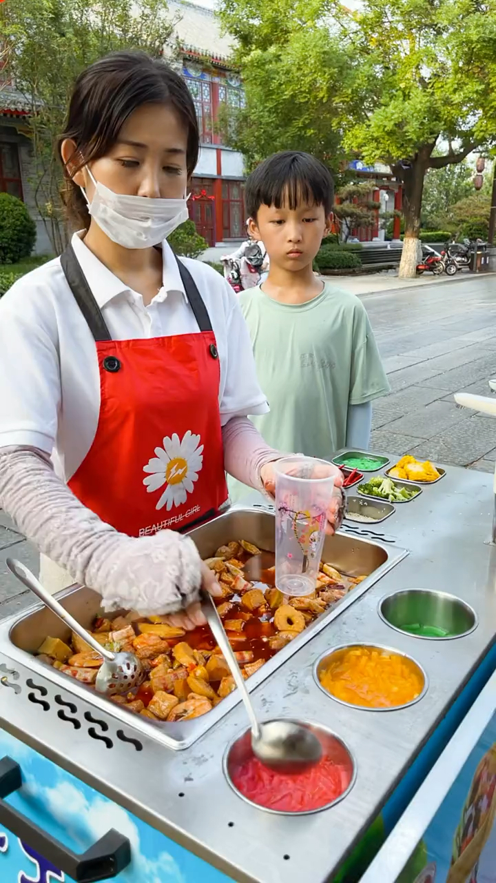 不怕丟人擺攤火鍋杯一人養全家