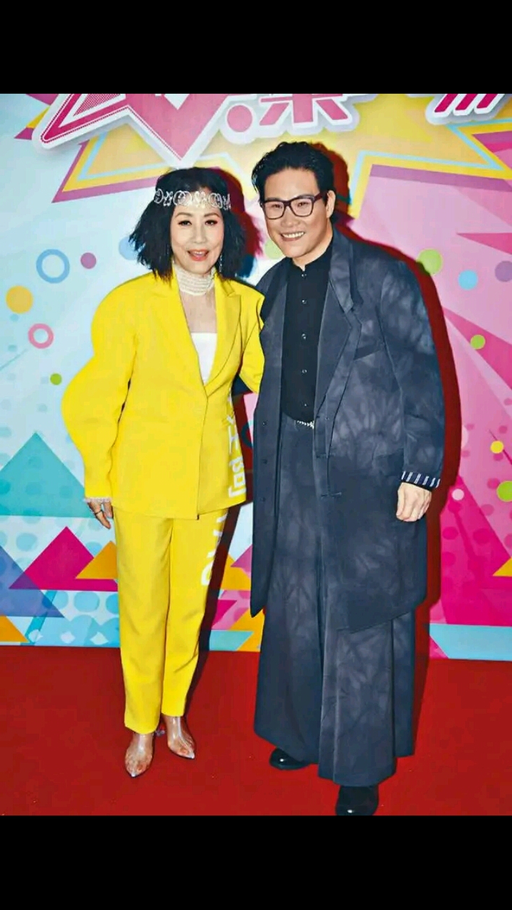 汪明荃携丈夫出席活动,她穿包臀裙打领带显气场,罗家英变小跟班