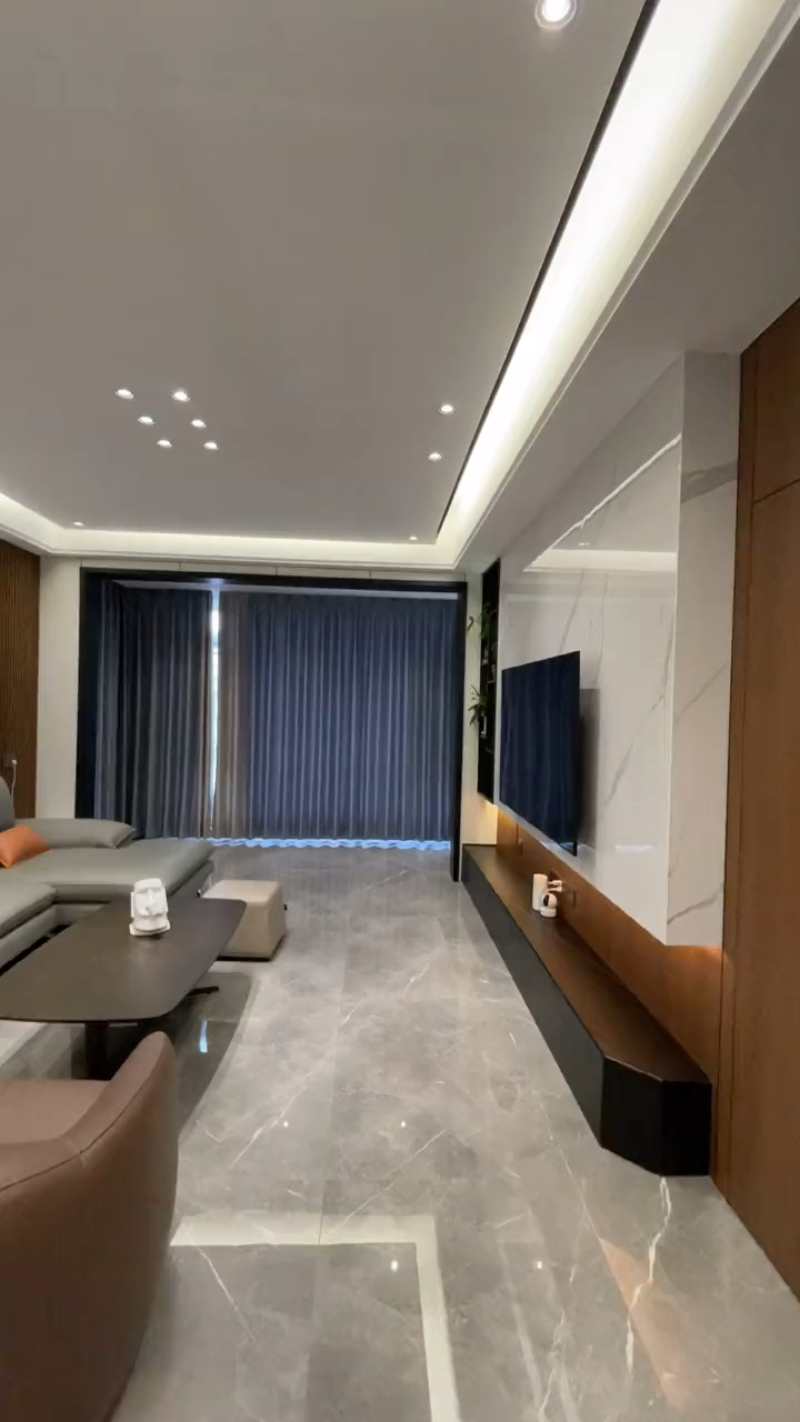 客厅坚持60×120灰色地砖通铺,不做波导线,不装主灯,简单明了