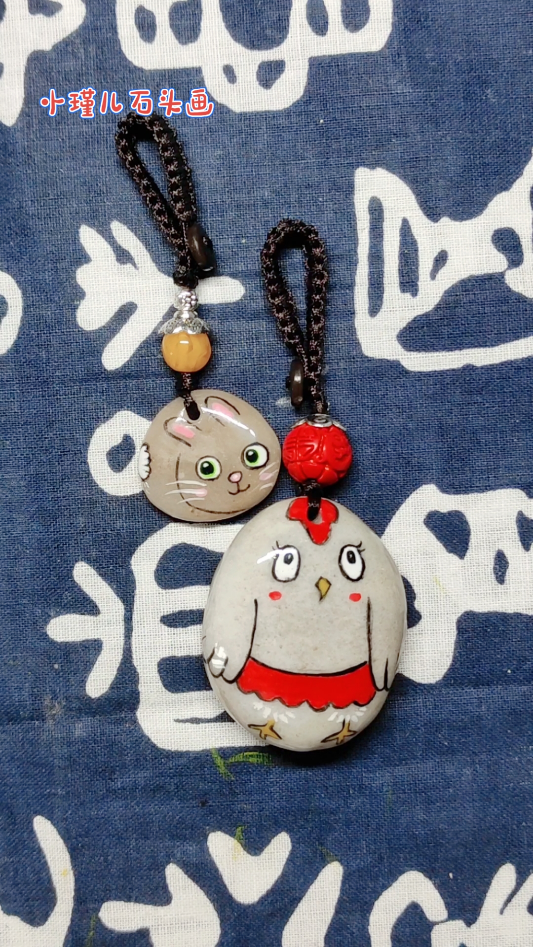 手绘石头画#自己画了一对挂件,小公鸡与兔子