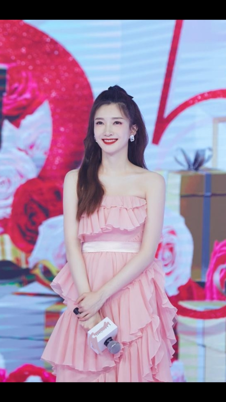 女星江疏影换风格了粉色蛋糕裙配桃花妆温柔甜美