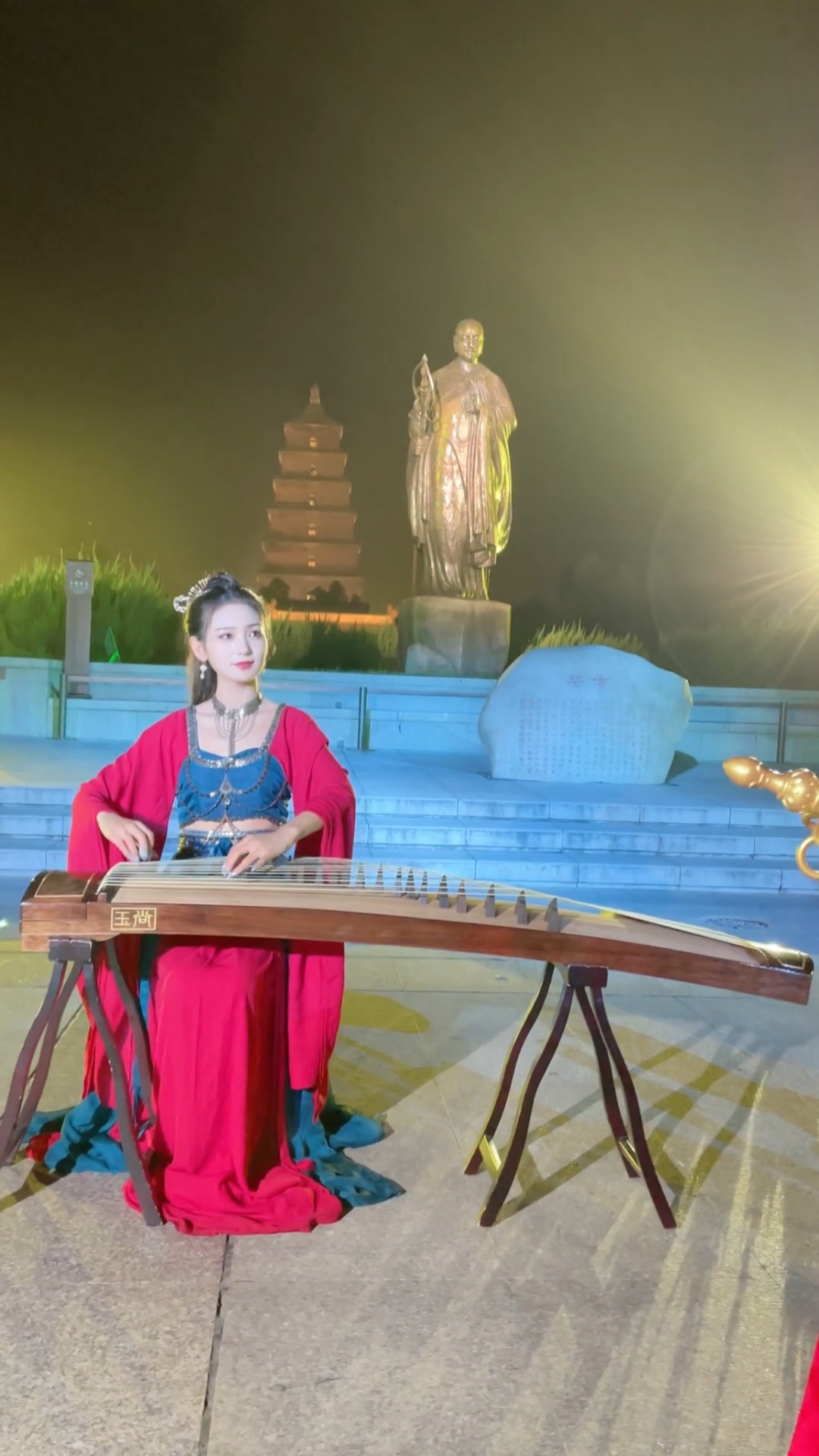 大唐不夜城千艺仙女下凡来游玩美丽的大雁塔偶遇圣僧取经归来悄悄问