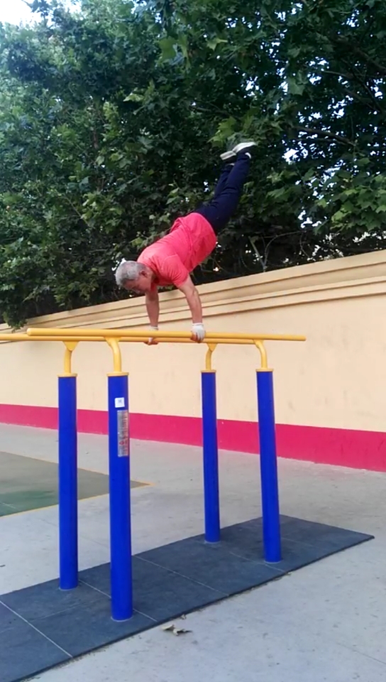 久违了的双杠,支撑摆动走一波