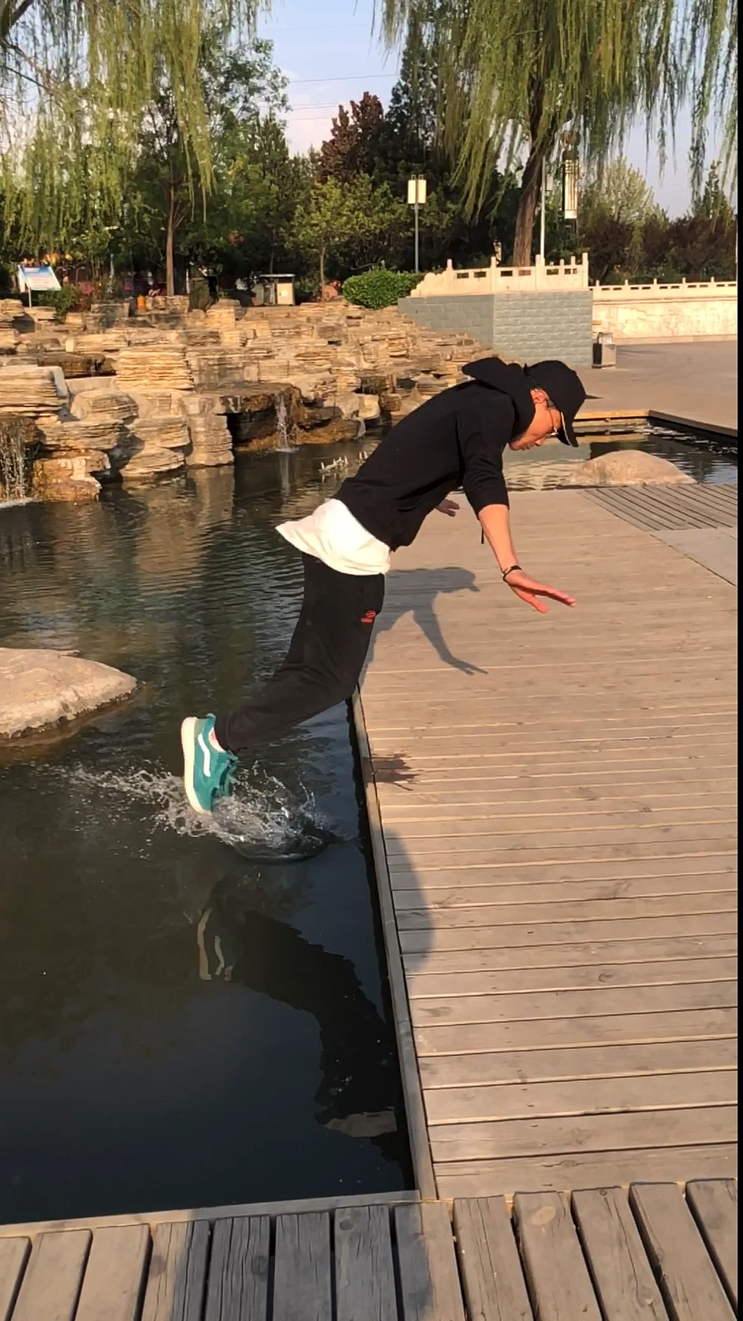 我要上热门#最真实的轻功踩水!这个动作怎么做到的?