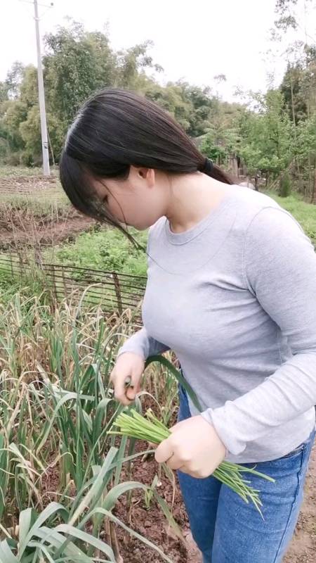 找老婆不要找农村的,穿的土里土气,还不会打扮,带出去都没有面子