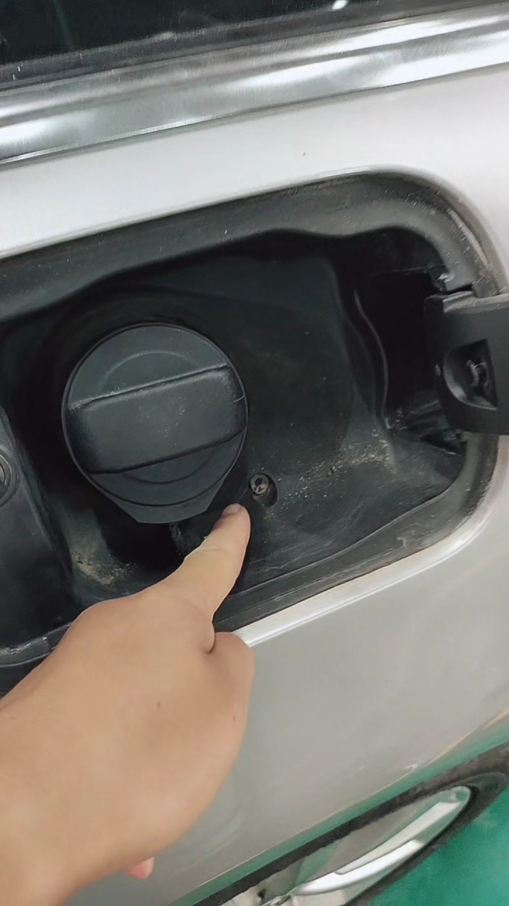 一定要定期清理汽车油箱内的排水口,防止堵塞生锈腐烂