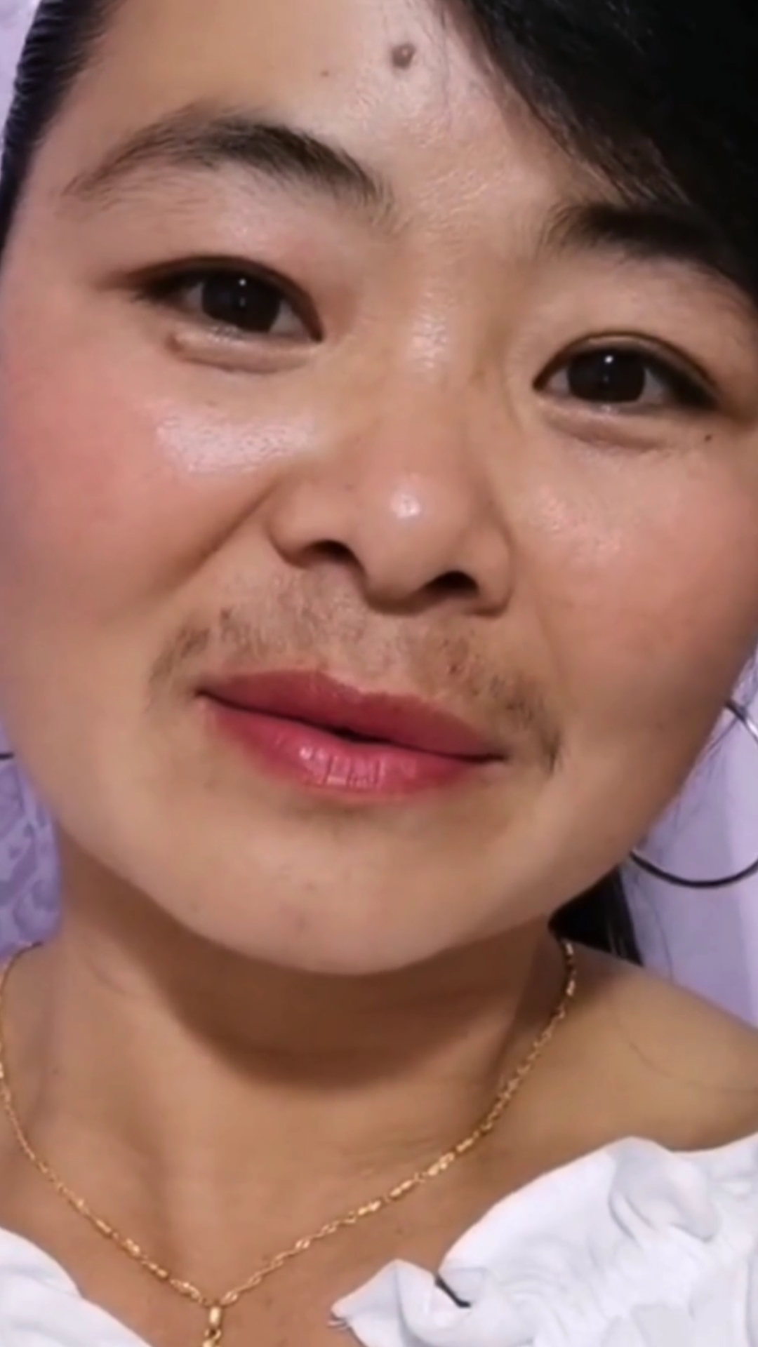 谁说只有男人才能长胡子?女人一样能长想哪长就哪长