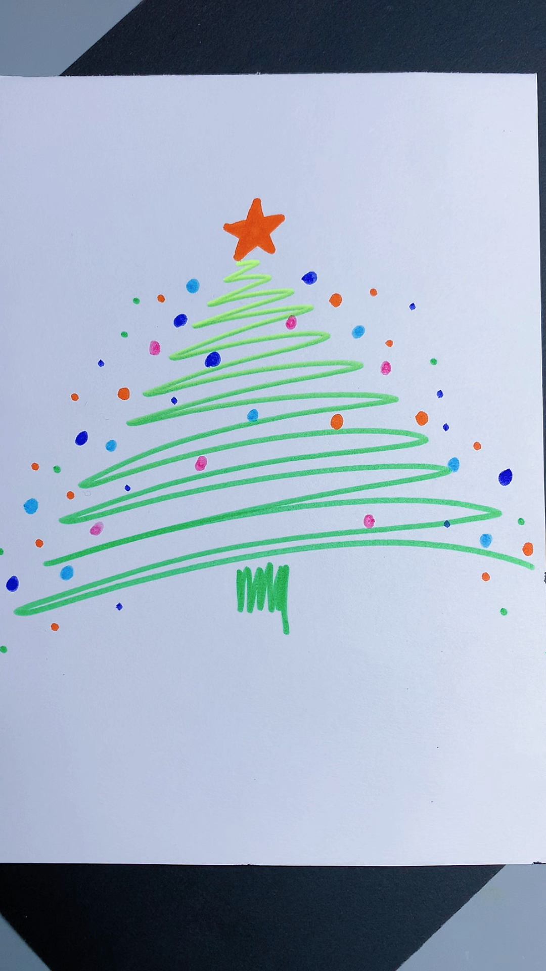 我也来试试用水彩笔画一棵渐变色圣诞树,真的可以渐变啊