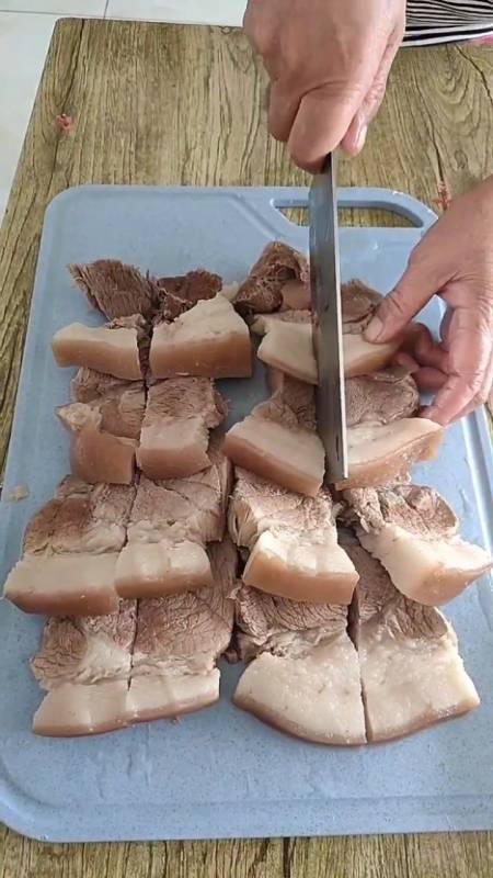 小姑子要来吃饭,赶紧把肉改改刀