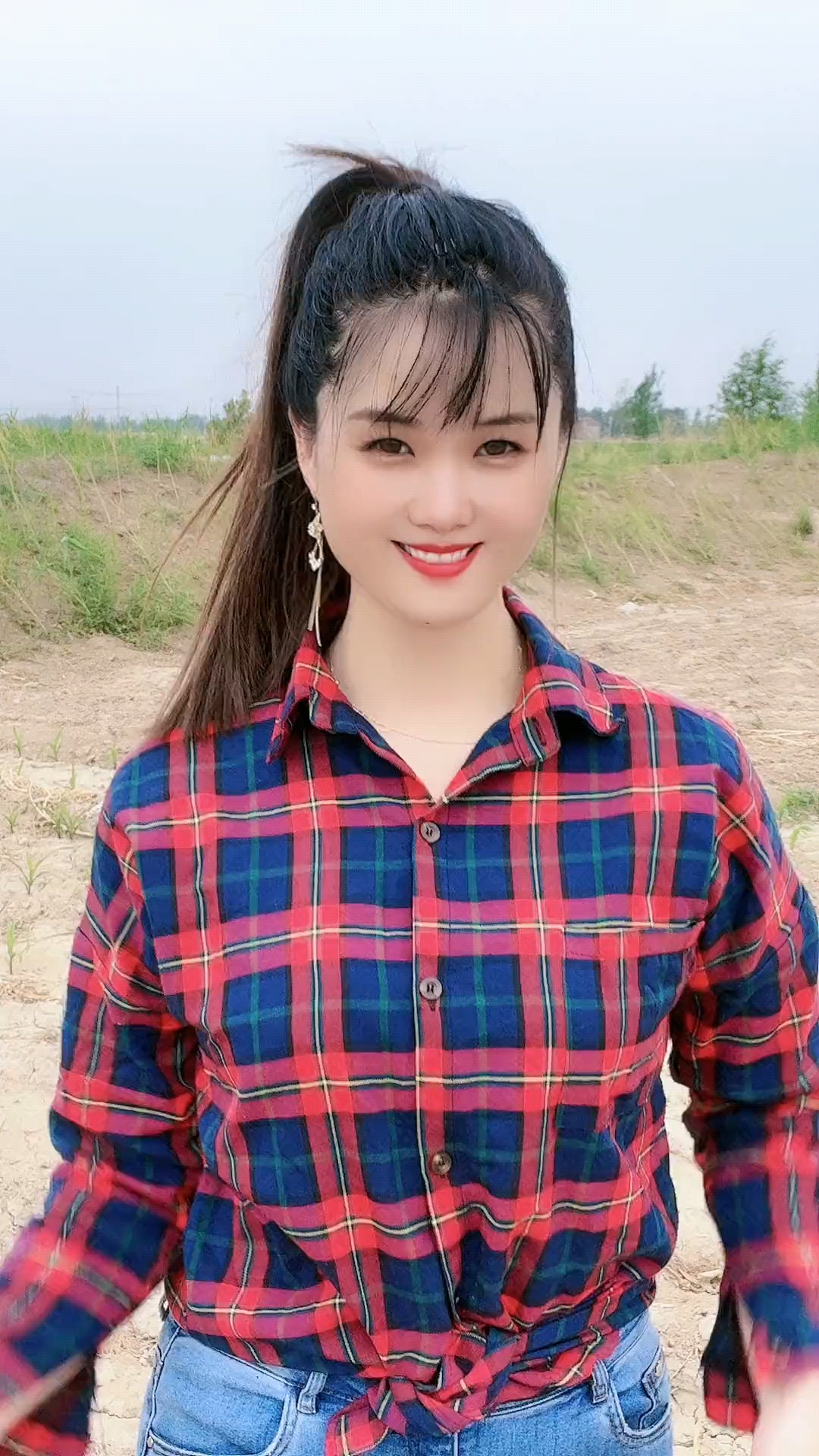 小姐姐很皮农村的山,农村的水,农村的姑娘美丽!