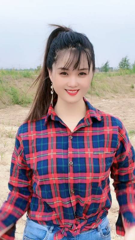 小姐姐很皮农村的山,农村的水,农村的姑娘美丽!