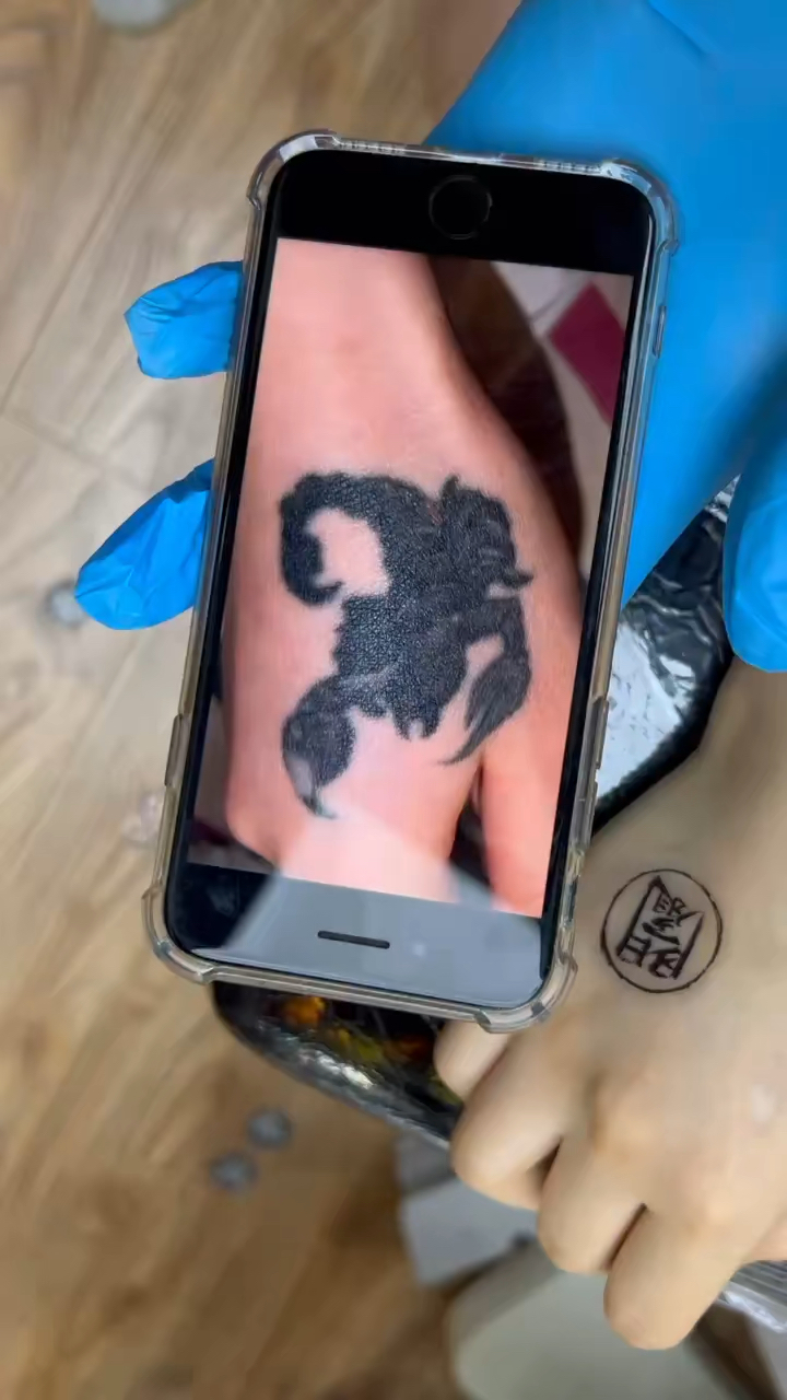 洗纹身#虎口处蝎子纹身快洗干净了-度小视