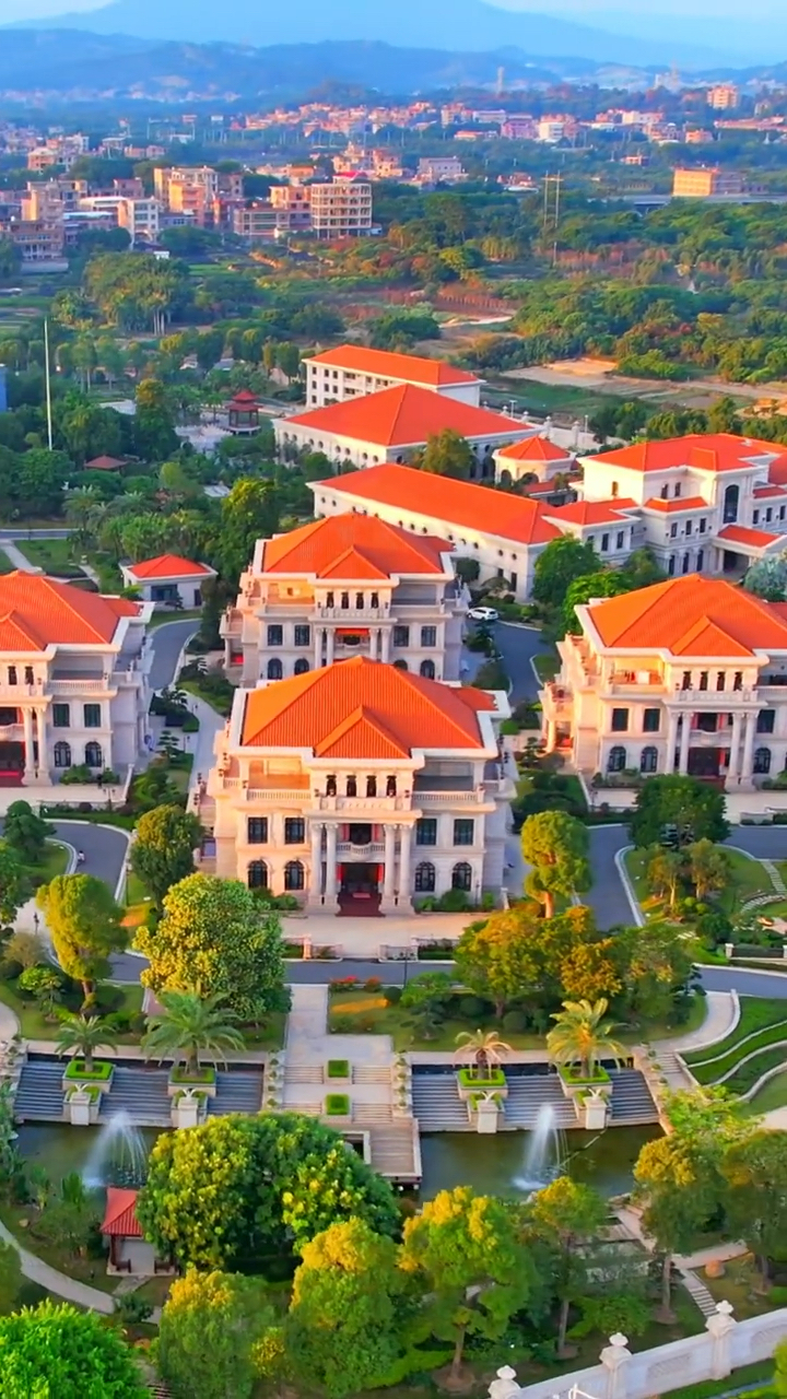 农村别墅#当你看到这别墅庄园时,就知道闽南兄弟情有多深;一人富不叫