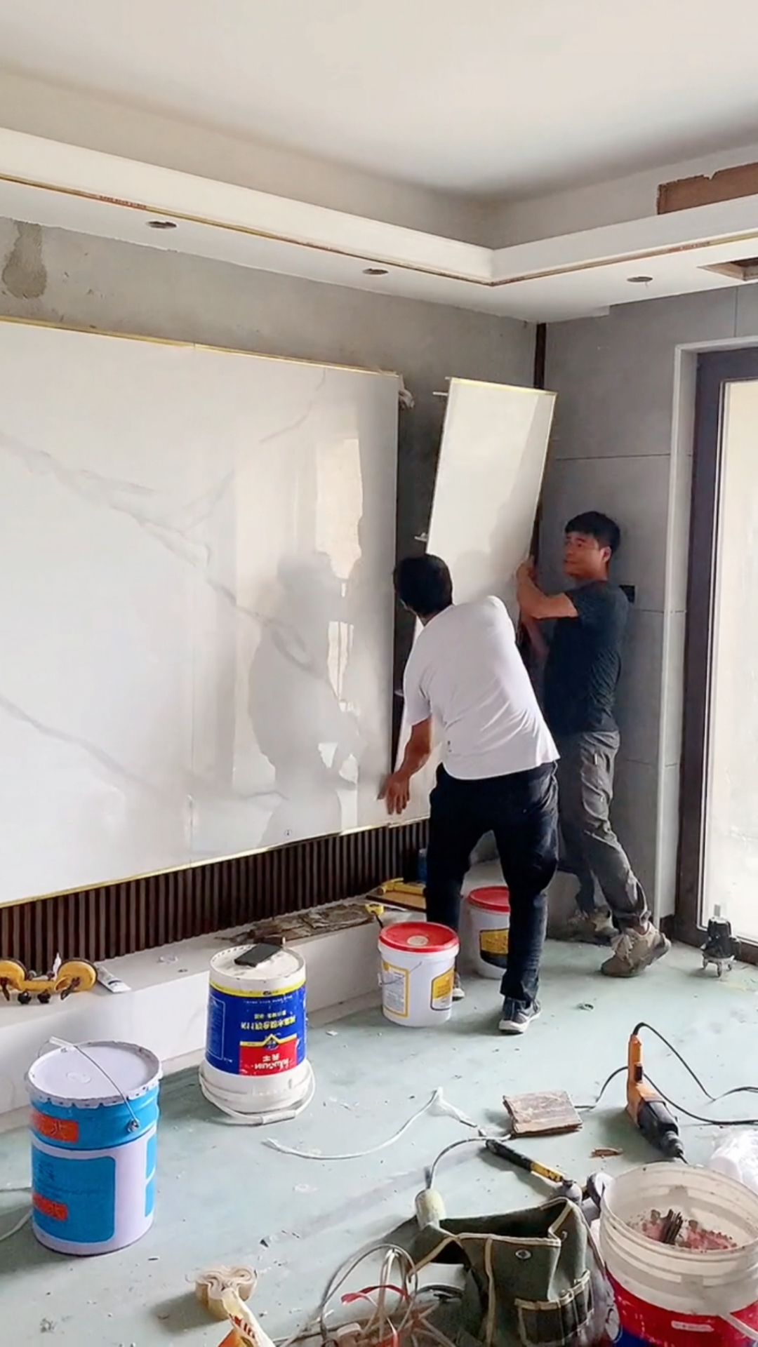 悬空背景墙安装全过程岩板悬空背景墙安装全过程客厅装修装出高级感