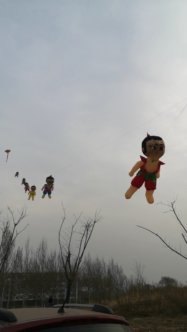 放风筝#围观,葫芦娃风筝是这么起飞的.